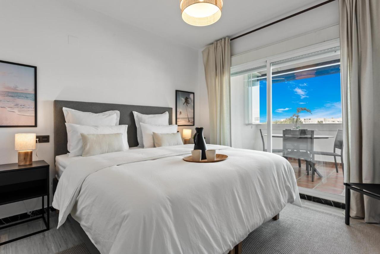 Modern Apartment - 2 Bedrooms, Beachside - Puerto Banus Marbella Exteriör bild