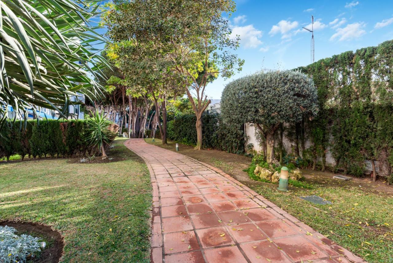 Modern Apartment - 2 Bedrooms, Beachside - Puerto Banus Marbella Exteriör bild