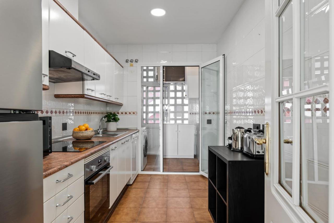 Modern Apartment - 2 Bedrooms, Beachside - Puerto Banus Marbella Exteriör bild