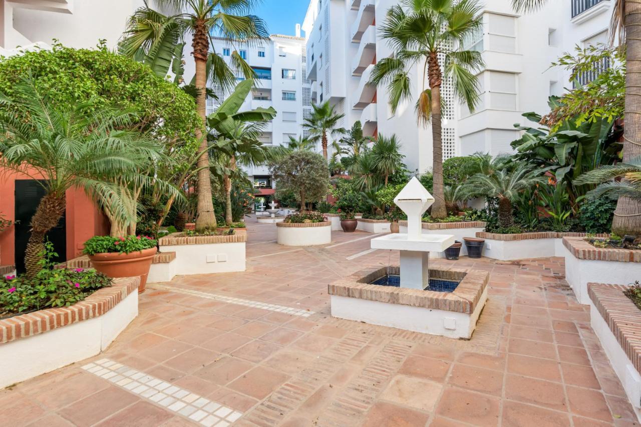 Modern Apartment - 2 Bedrooms, Beachside - Puerto Banus Marbella Exteriör bild