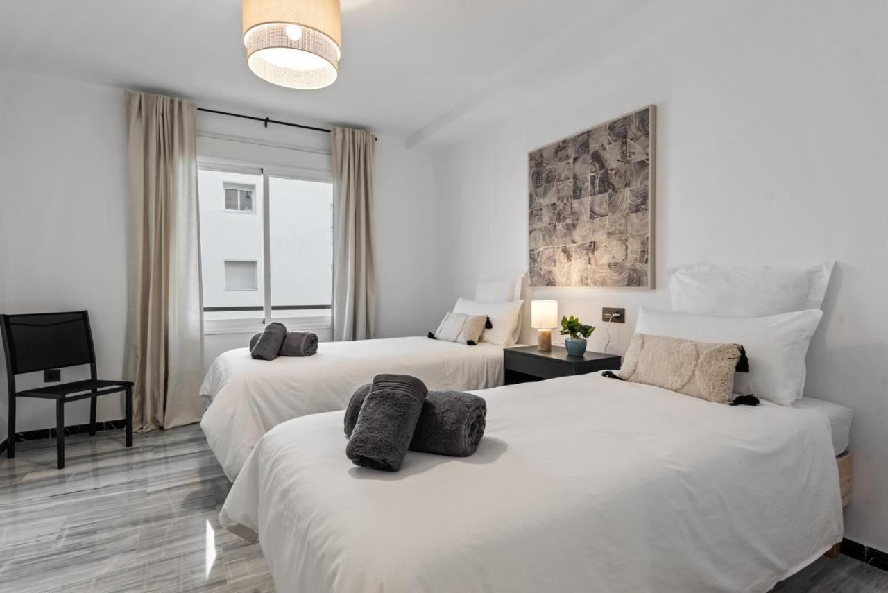 Modern Apartment - 2 Bedrooms, Beachside - Puerto Banus Marbella Exteriör bild