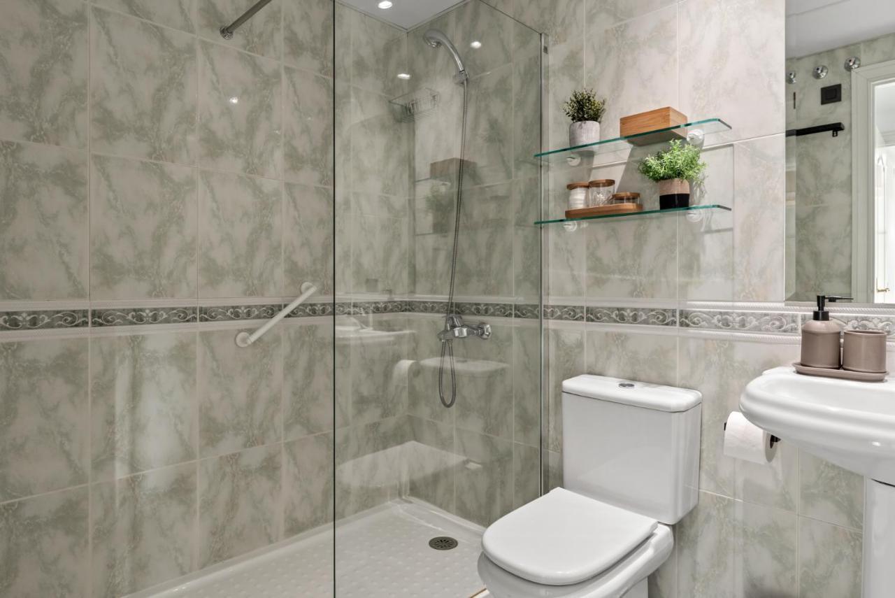 Modern Apartment - 2 Bedrooms, Beachside - Puerto Banus Marbella Exteriör bild