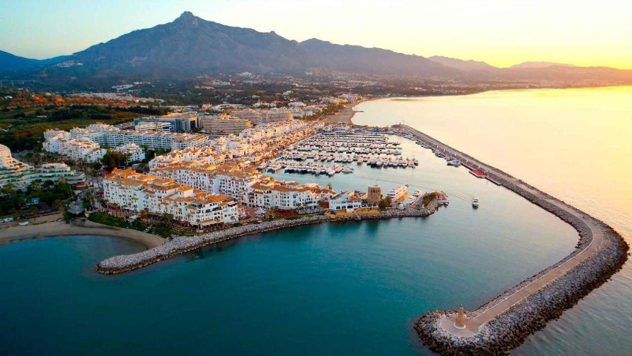 Modern Apartment - 2 Bedrooms, Beachside - Puerto Banus Marbella Exteriör bild