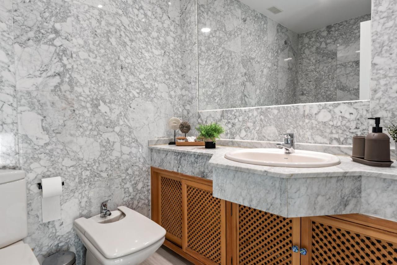 Modern Apartment - 2 Bedrooms, Beachside - Puerto Banus Marbella Exteriör bild