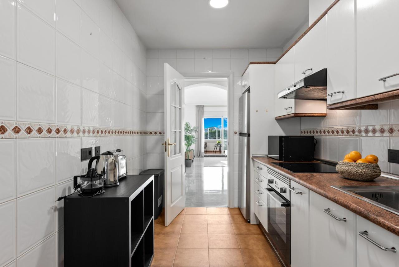 Modern Apartment - 2 Bedrooms, Beachside - Puerto Banus Marbella Exteriör bild