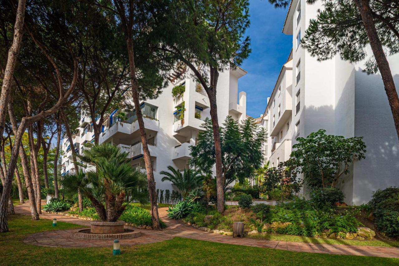 Modern Apartment - 2 Bedrooms, Beachside - Puerto Banus Marbella Exteriör bild