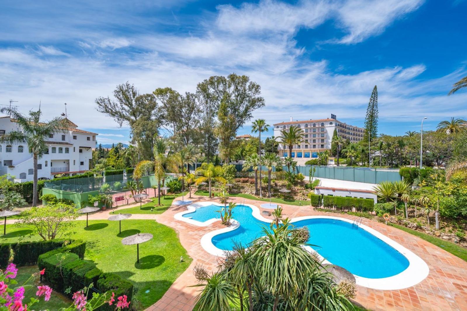 Modern Apartment - 2 Bedrooms, Beachside - Puerto Banus Marbella Exteriör bild