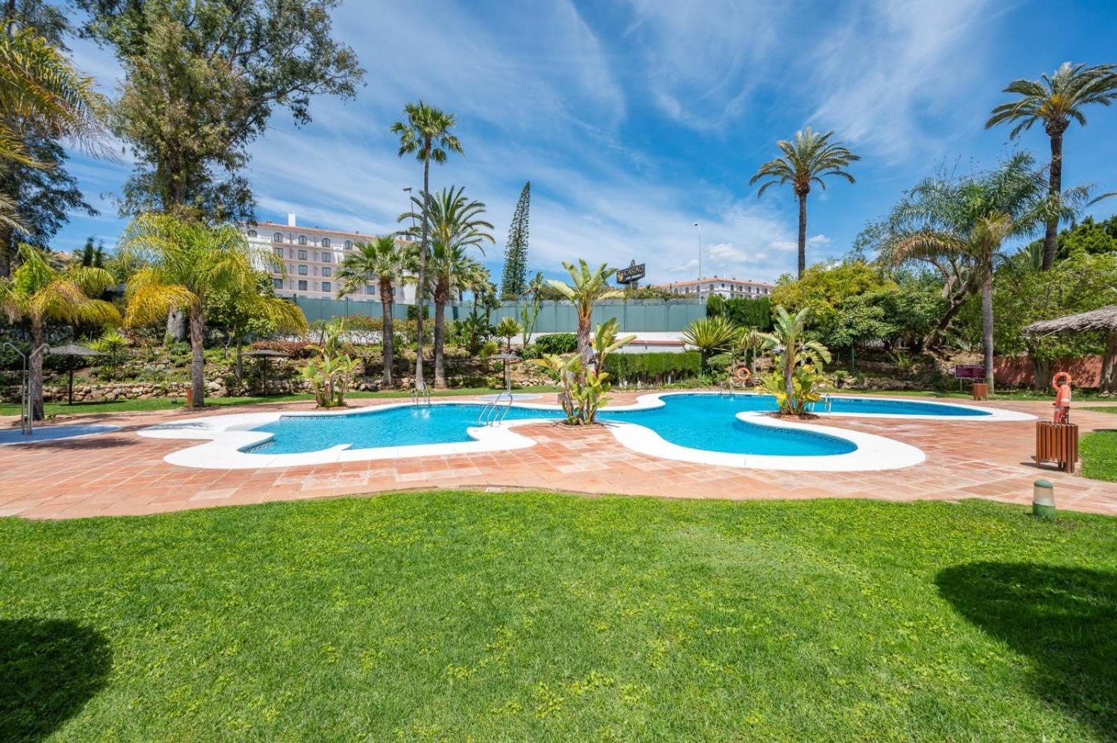 Modern Apartment - 2 Bedrooms, Beachside - Puerto Banus Marbella Exteriör bild
